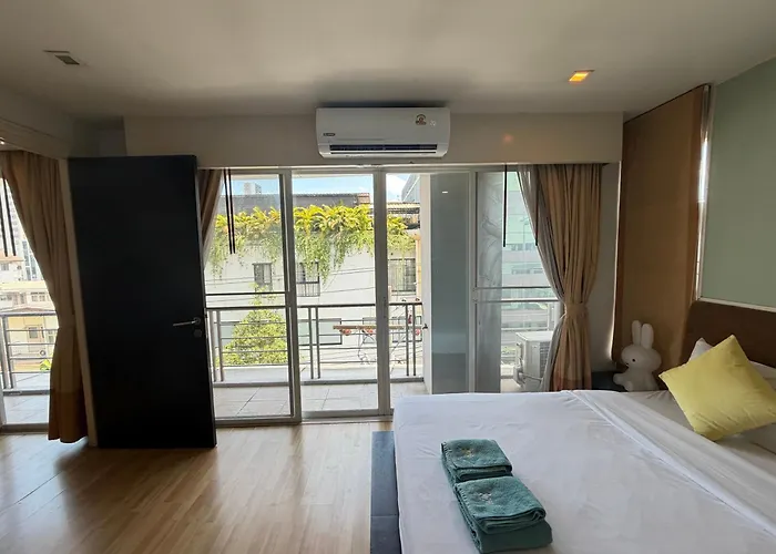 P Thonglor *