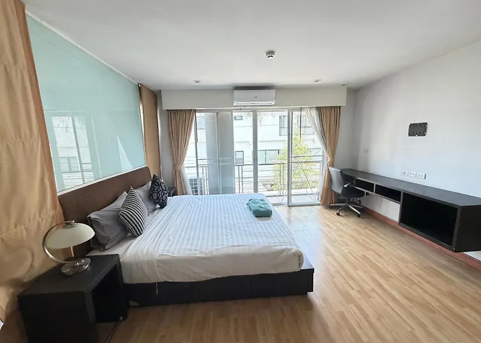 P Thonglor *