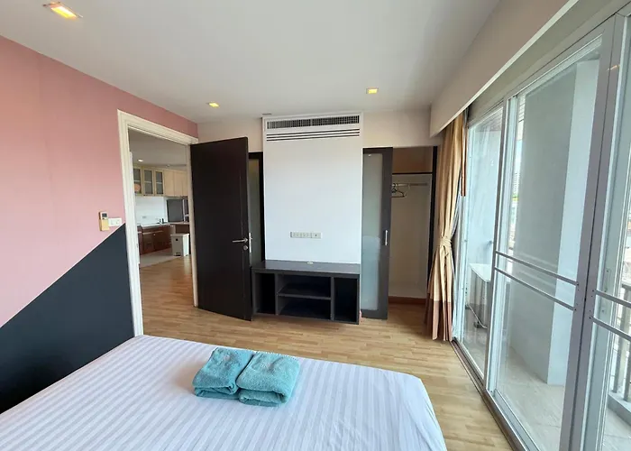 P Thonglor